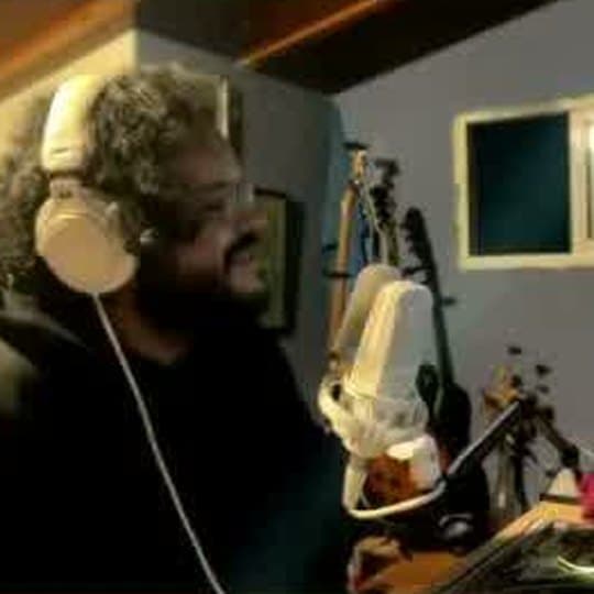 Un integrante del RUV con audífonos frente al micrófono, en su estudio, durante un stream